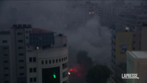 Gaza, edificio colpito da Israele: le immagini del crollo