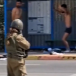 Israele, una soldatessa tiene sotto tiro due miliziani palestinesi catturati