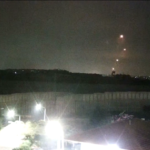 Israele, telecamera di sicurezza riprende i razzi lanciati dalla Striscia di Gaza