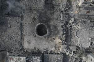 Le macerie della Moschea Yassin distrutta dai bombardamenti israeliani a Gaza