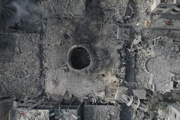 Le macerie della Moschea Yassin distrutta dai bombardamenti israeliani a Gaza