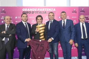 Giro d’Italia, partenza il 4 maggio da Venaria: omaggio al Grande Torino
