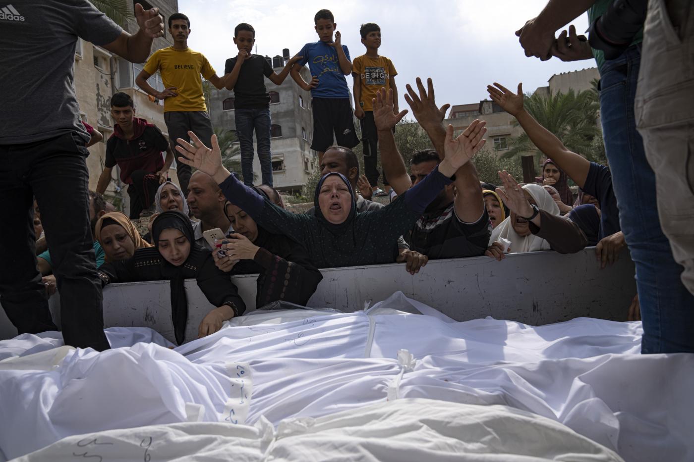 Israele ordina “assedio totale” a Gaza. Tajani: “Due italiani dispersi”