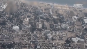 Israele sgancia bombe su Gaza, le immagini aeree