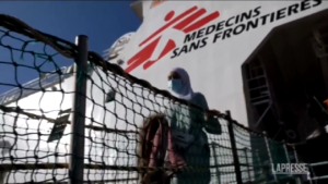 Migranti, a Salerno lo sbarco della Geo Barents