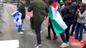 Scontri tra manifestanti pro Israele e pro Palestina a New York