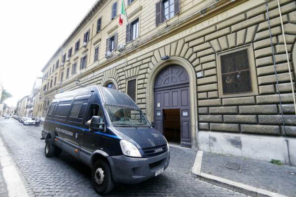 Roma, detenuto si arrampica sul tetto di Regina Coeli per protesta