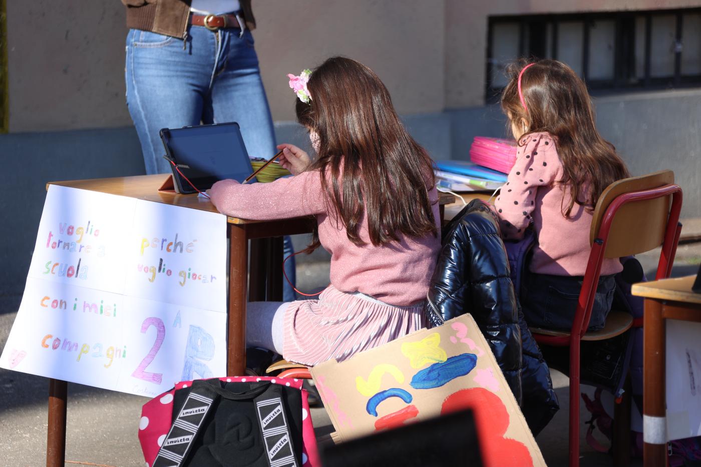 Minori, 60 milioni di alunne abusate andando a scuola
