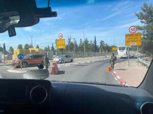 Israele, italiana bloccata in bunker aeroporto in lacrime: “Veniteci a prendere”