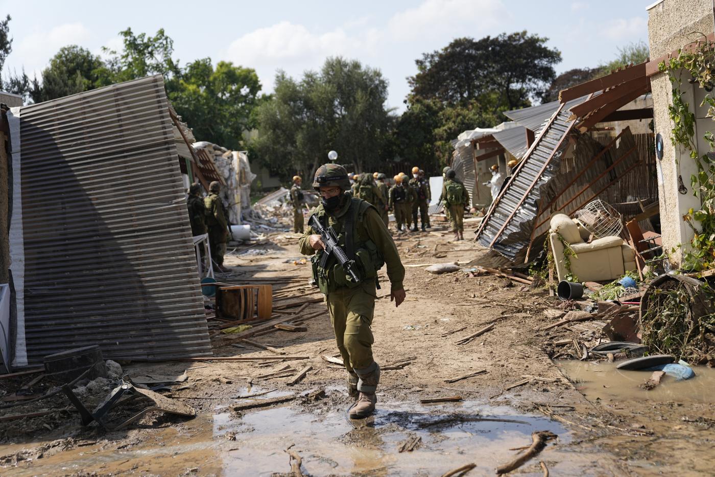 Israele, strage di Hamas nel kibbutz. Gallant: “Pronti a offensiva totale”