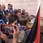 Roma, tensioni studenti-polizia alla Sapienza: manifestanti gridano “Palestina libera”