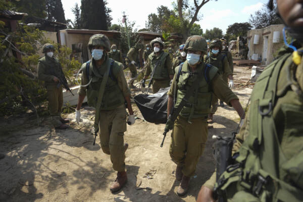 Israele-Hamas, raid israeliani su Gaza. Rientrati in Italia i 200 connazionali