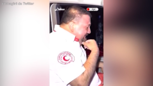 Gaza, raid su mercato Jabalya: il pianto di un conducente di ambulanza durante i soccorsi