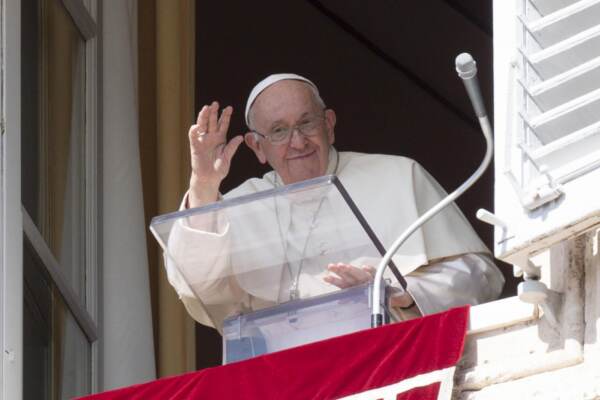Papa Francesco in Piazza San Pietro durante Angelus domenicale