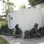 La strage nel kibbutz di Kfar Aza, il racconto di Associated Press