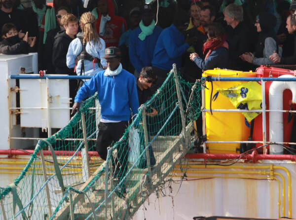 Migranti, Sea Watch è arrivata nel porto di Catania per lo sbarco