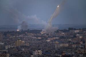 Israele, attacco senza precedenti su Gaza. Bombardato il sud del Libano