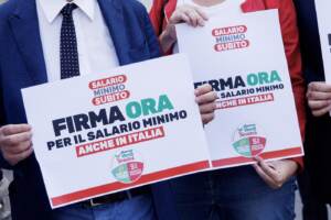 Angelo Bonelli inizia la raccolta firme per il salario minimo tra i bagnanti di Ostia