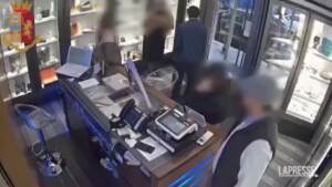 Viterbo, 2 arresti per furti in gioiellerie: i colpi ripresi dalle videocamere