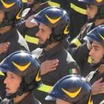 Giuramento Vigili Fuoco, Meloni con il casco e l’emozione dei cadetti