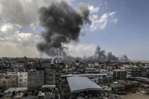 Israele, la trappola di Gaza: palestinesi al buio. Netanyahu: “Hamas come Isis”