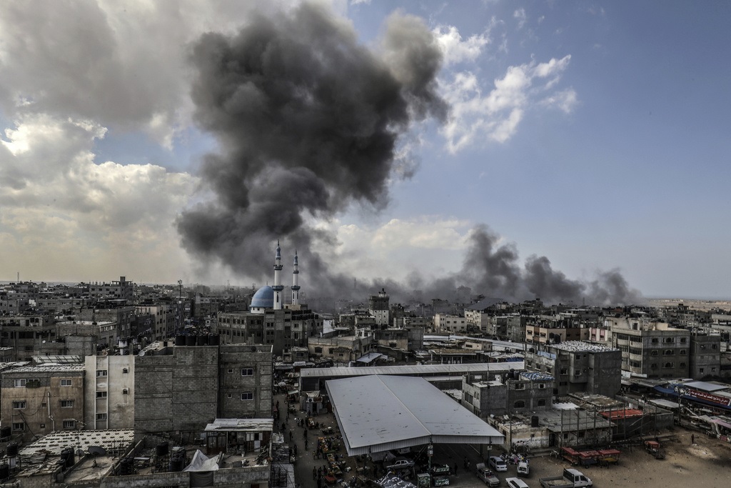 Israele, la trappola di Gaza: palestinesi al buio. Netanyahu: “Hamas come Isis”