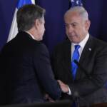 Israele-Hamas, Netanyahu mostra le foto dei bambini massacrati