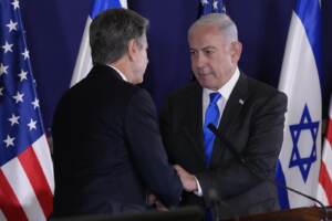 Il Segretario di Stato americano Antony Blinken con il Primo Ministro israeliano Benjamin Netanyahu a Tel Aviv