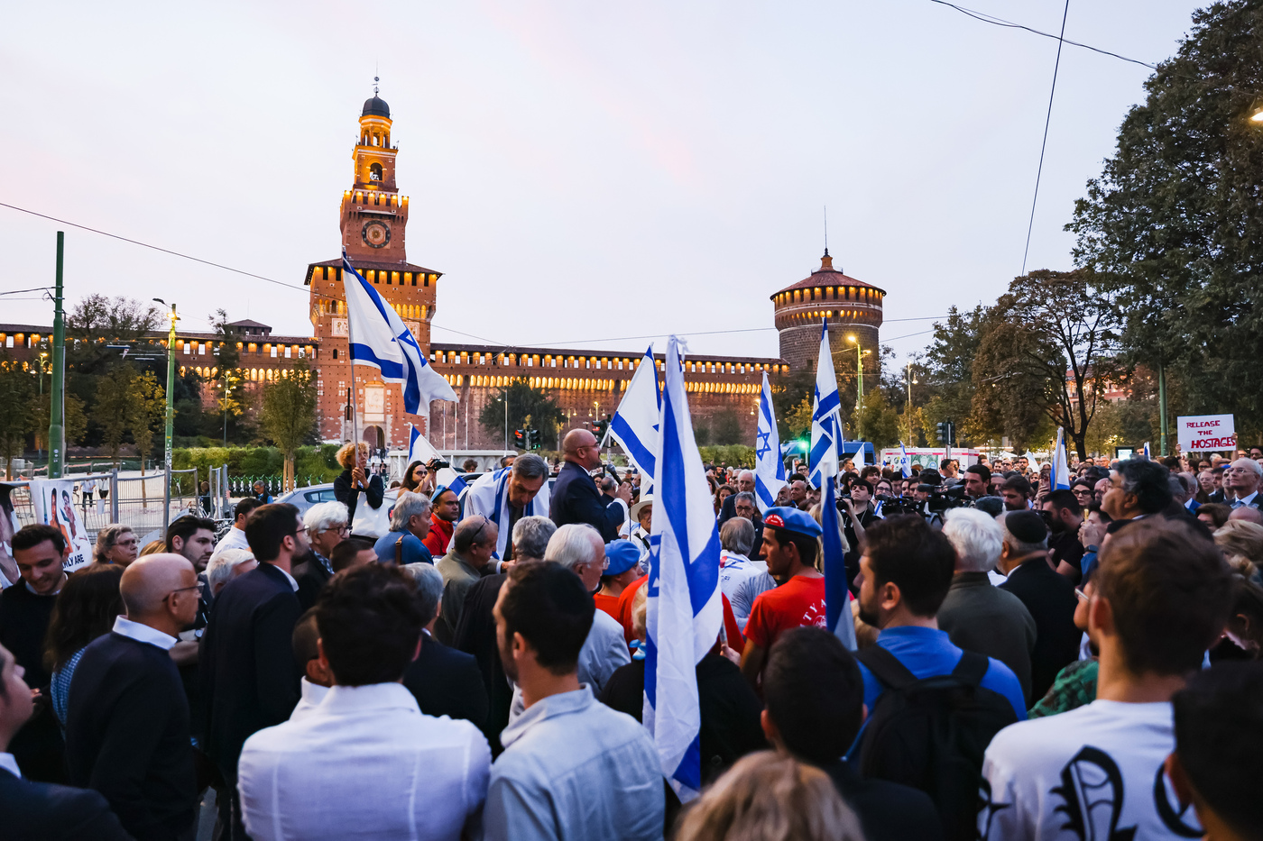 Milano, Sala fischiato a presidio pro-Israele