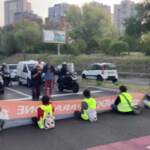 Clima, attivisti bloccano tangenziale a Bologna