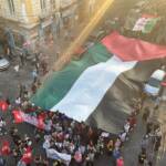 Medioriente, a Napoli esposta maxi bandiera della Palestina