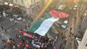 Medioriente, a Napoli esposta maxi bandiera della Palestina