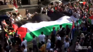 Milano, in migliaia al corteo pro Palestina: le immagini dall’alto