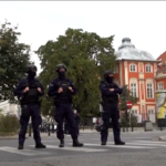 Polonia, sale su monumento e minaccia di farsi esplodere: arrestato