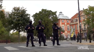 Polonia, sale su monumento e minaccia di farsi esplodere: arrestato