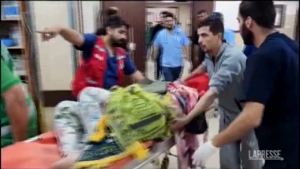 Gaza, palestinesi trasportati d’urgenza nell’ospedale di Al-Aqsa