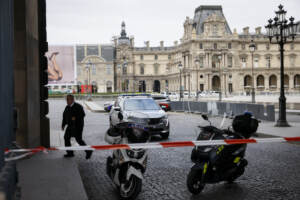 Francia, museo del Louvre e reggia di Versailles evacuati per allarme bomba