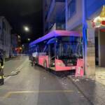 Mestre, bus elettrico contro pilastro: 15 feriti