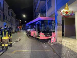 Mestre, bus elettrico contro pilastro: 15 feriti