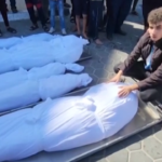 Gaza, i corpi in fila dopo l’attacco mortale di Israele su Dayr al-Balah