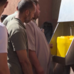 Gaza, palestinesi in fila per un po’ di acqua potabile