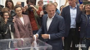 Polonia al voto, Tusk al seggio elettorale