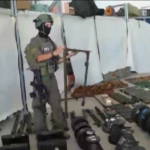 Israele mostra le armi che Hamas avrebbe usato nell’assalto