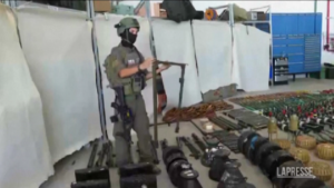 Israele mostra le armi che Hamas avrebbe usato nell’assalto