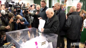 Voto Polonia, al seggio il leader di ‘Diritto e Giustizia’ Kaczynski