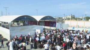 Gaza, palestinesi in fila al Valico di Rafah