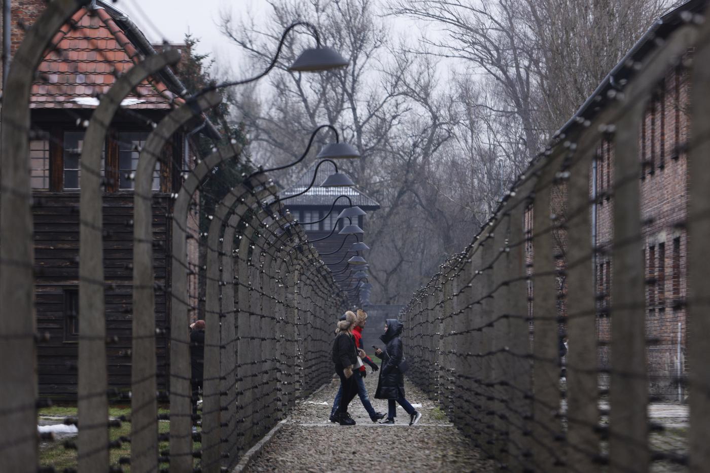 Fondazione Museo Shoah contro Roccella : “Chi banalizza i viaggi della Memoria non ne comprende la funzione”