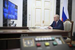 Il Presidente russo Vladimir Putin presiede una riunione di gabinetto in videoconferenza al Cremlino a Mosca
