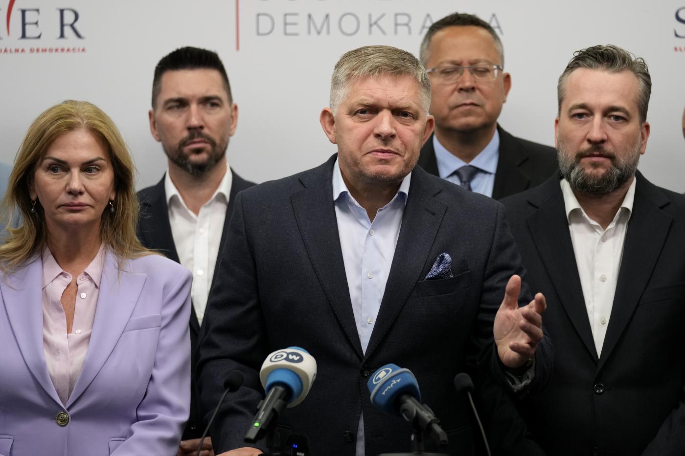 Slovacchia, Fico firma accordo coalizione per nuovo governo Slovacchia, Fico firma accordo coalizione per nuovo governo