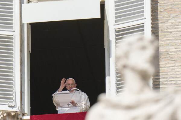 Vaticano - L'Angelus della domenica di Papa Francesco in Piazza San Pietro